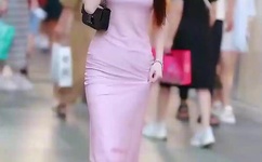 美女脱了内裤打开腿让男人玩